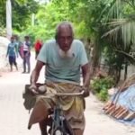 ১১৫ বছর বয়সেও থামেনি আব্দুল বারী সাইকেলের চাকা