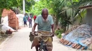 ১১৫ বছর বয়সেও থামেনি আব্দুল বারী সাইকেলের চাকা